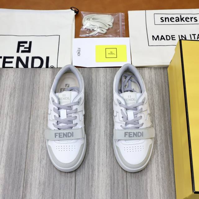 出厂价： 情侣款 顶级原单 品牌：芬迪 Fendi 尺码：35-44 男38、45定制 等级：原单品质 高版本 材料： 进口原版牛皮拼接 优质舒适内里 原版tp